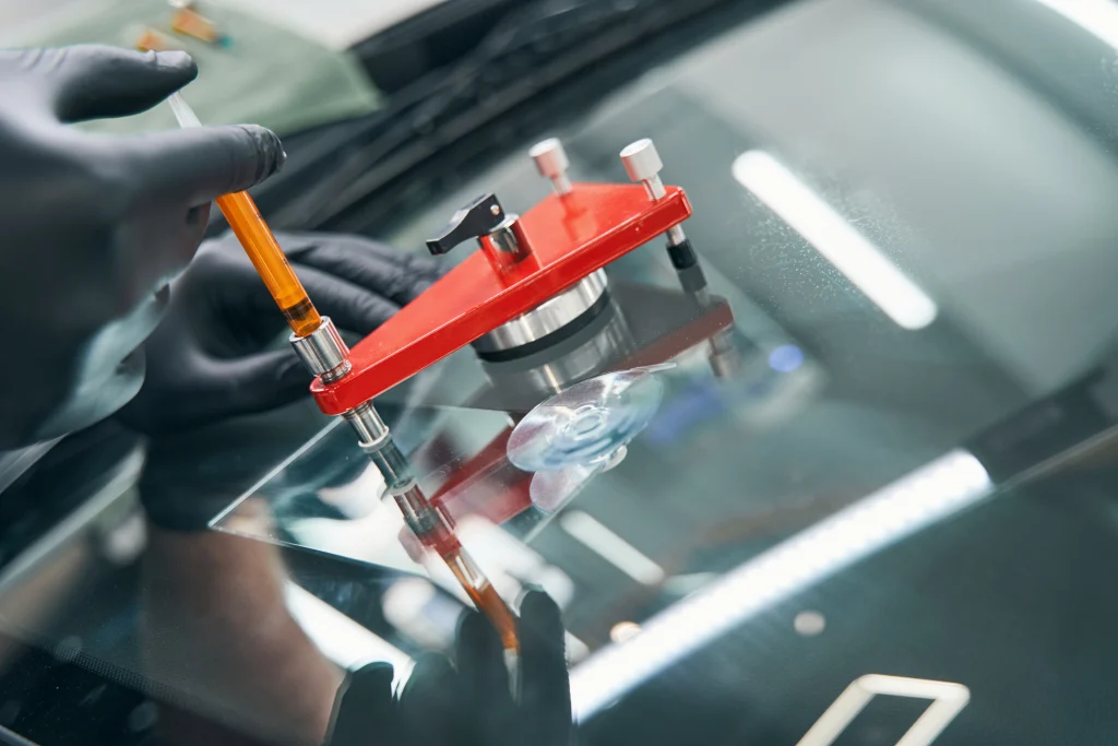 Réparation d’un impact sur pare-brise avec outil d’injection