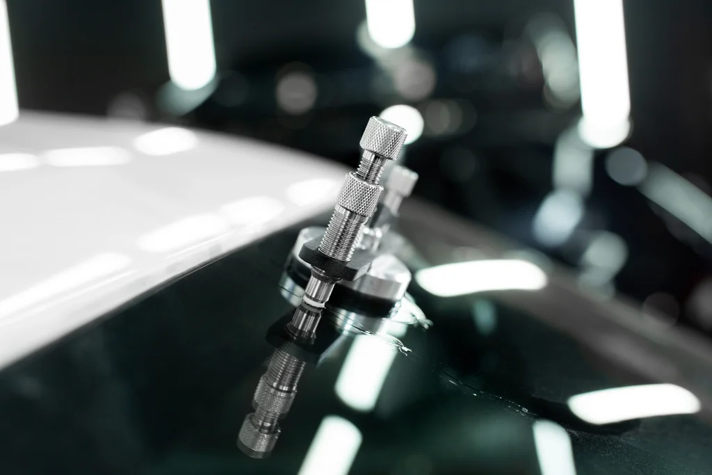 Outil de réparation d’impact posé sur un pare-brise