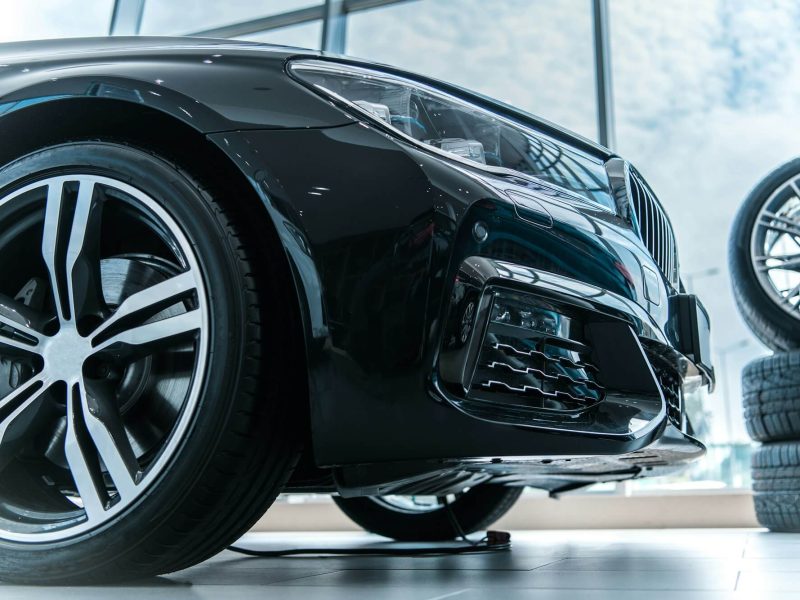 Vue avant d’un véhicule noir en intérieur