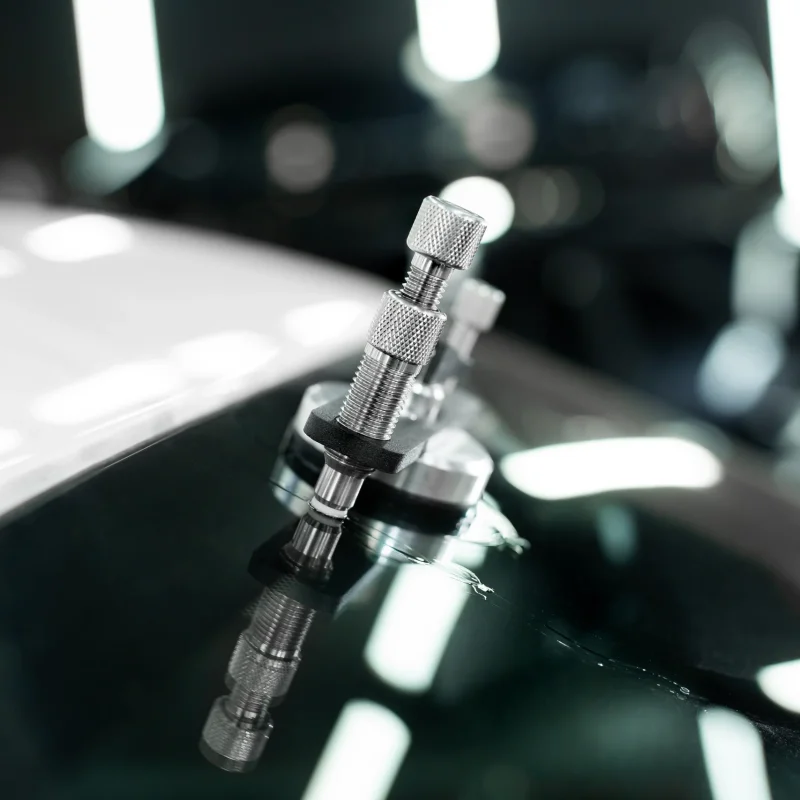 Outil de réparation d’impact posé sur un pare-brise